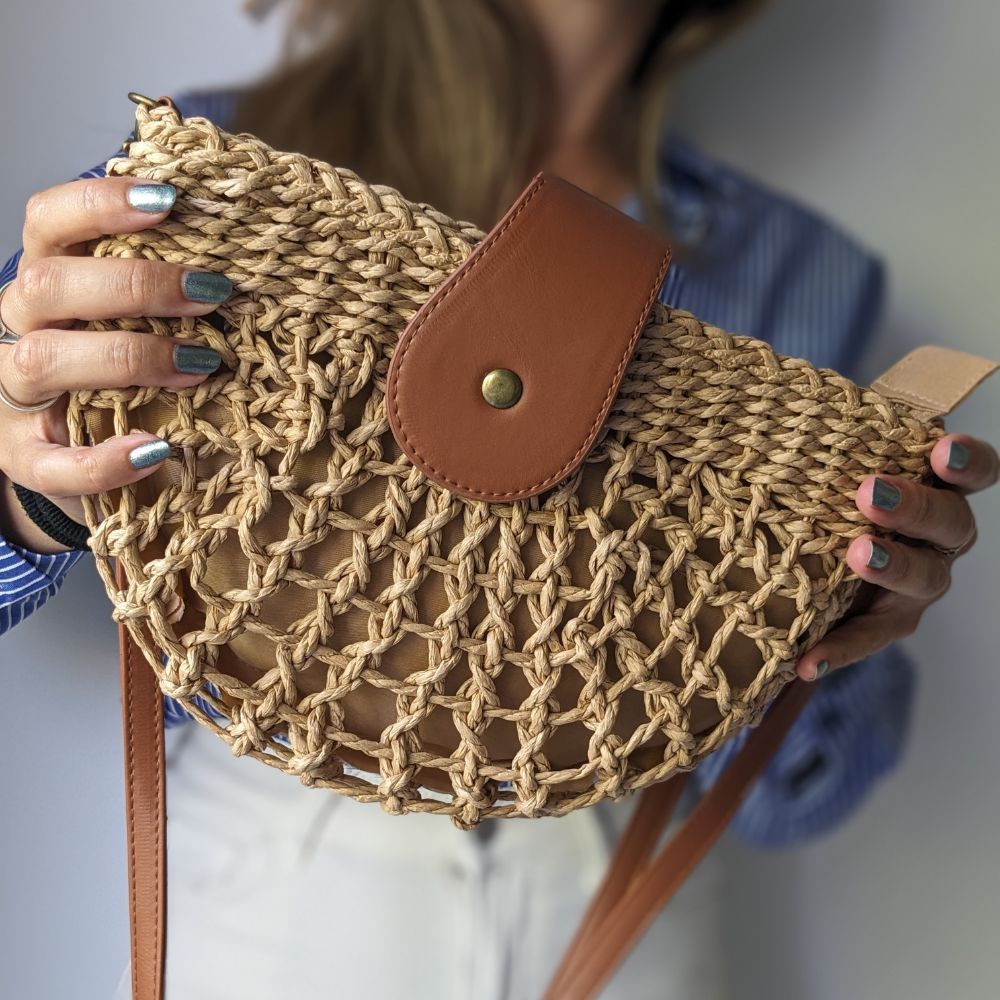 Kessoro women's braided straw compact shoulder bag in beige and brown