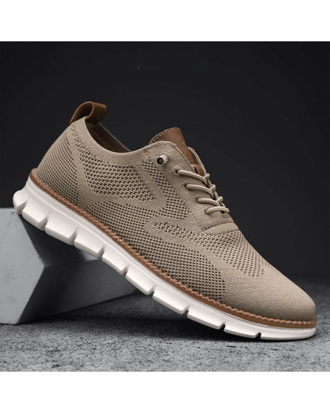 Men's lightweight breathable mesh everyday sneakers with a cushioned sole