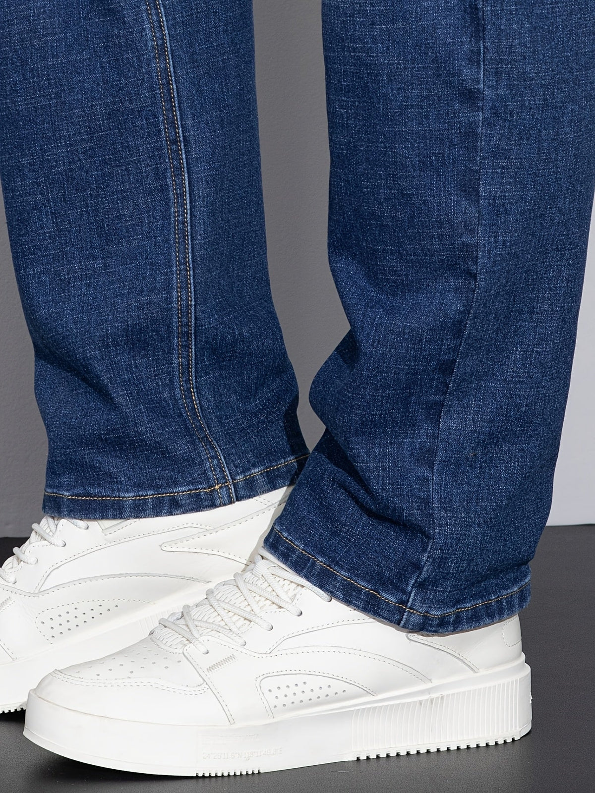 Men's mid-rise straight-leg stretch jeans in blue and black denim, colour option 1 detail view