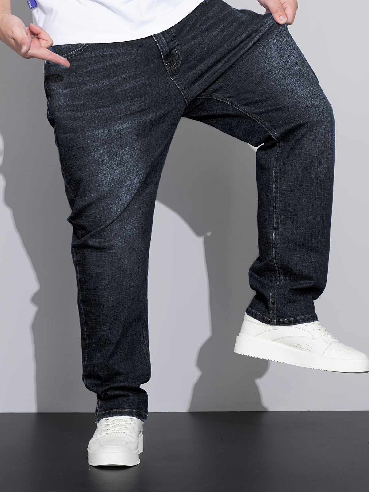 Men's mid-rise straight-leg stretch jeans in blue and black denim, colour option 1 close-up view