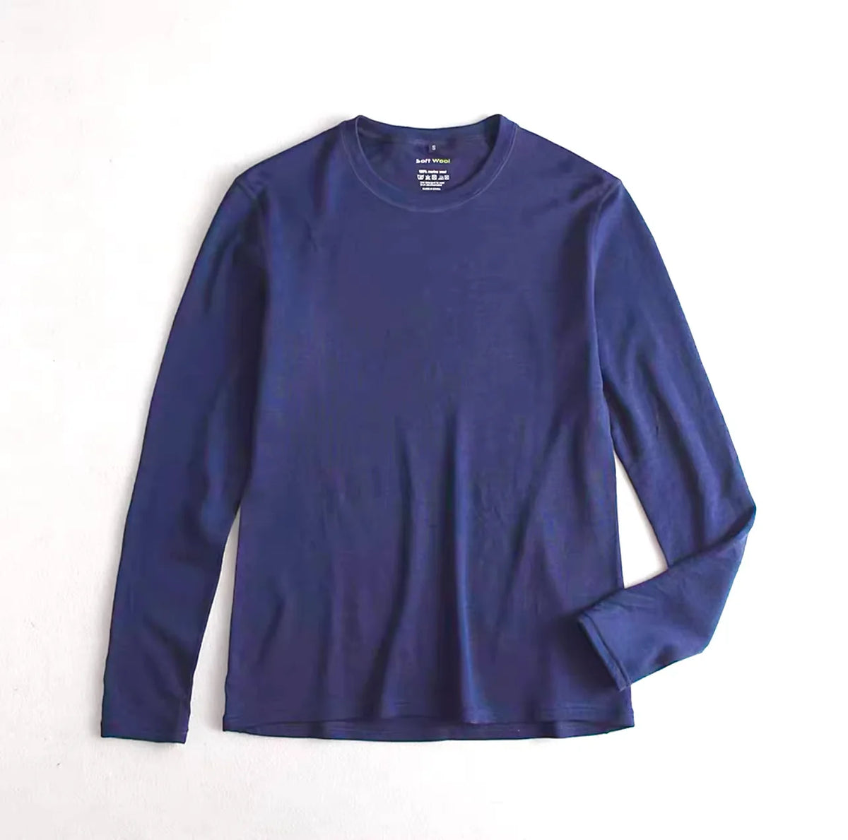 Men's long-sleeve wool T-shirt, neckline detail