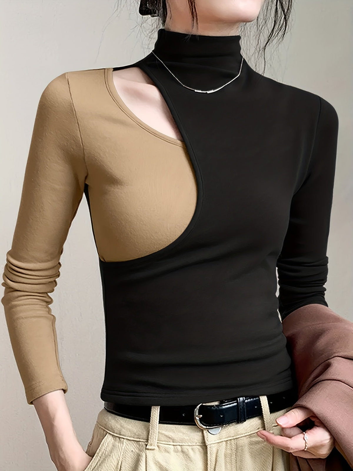 Kessoro women's slim-fit cutout mock neck top in black – image 4 of 6